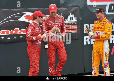 10 juillet 2010 - Toronto, Ontario, Canada - Dario Franchitti (vainqueur), Scott Dixon (deuxième) et Ryan Hunter-Reay se préparent à déboucher le champagne dans Victory Circle après le Honda Toronto Indy Sunday. (Crédit image : © Gary Angus/Southcreek Global/ZUMAPRESS.com) Banque D'Images