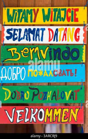 Salutation / Hello signes en bois écrits dans différentes langues Banque D'Images