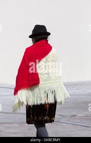 QUITO, ÉQUATEUR, 24 FÉVRIER : vue arrière d'une femme indigène équatorienne vêtue de vêtements traditionnels. Équateur 2015 Banque D'Images