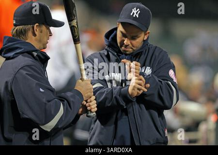 27 avril 2009 : Yankee Nick Swisher (à droite) montre à son coéquipier AJ Burnett (à gauche) comment saisir une batte en action lors de la victoire des Orioles de Baltimore 5-4 contre les Yankees de New York à Oriole Park à Camden Yards à Baltimore, Maryland. (Crédit image : © Mitch Stringer/Cal Sport Media/ZUMApress.com) Banque D'Images