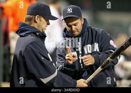 27 avril 2009 : Yankee Nick Swisher (à droite) montre à son coéquipier AJ Burnett (à gauche) comment saisir une batte en action lors de la victoire des Orioles de Baltimore 5-4 contre les Yankees de New York à Oriole Park à Camden Yards à Baltimore, Maryland. (Crédit image : © Mitch Stringer/Cal Sport Media/ZUMApress.com) Banque D'Images