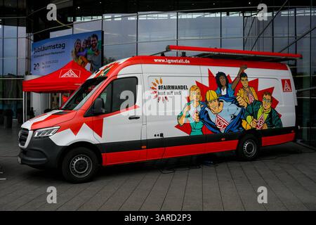 Deutschland, Baden-Wuerttemberg, Stuttgart 17.04.2025, Deutschland, GER, Baden-Wuerttemberg, Stuttgart, im Bild Themenbild, IGM - Industriegewerkschaft Metall Promostand, Feature, Symbolbild Baden-Wuerttemberg *** Allemagne, Baden Wuerttemberg, Stuttgart 17 04 2025, Allemagne, GER, Baden Wuerttemberg, Stuttgart, dans l'image de thème d'image, IGM Industriegewerkschaft Metall promo stand, caractéristique, symbole image Baden Wuerttemberg Deutschland, Baden-Wuerttemberg, Stuttgart, 17.04.2025-4 Banque D'Images