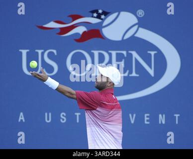 30 août 2011 - Flushing, NY, États-Unis - James Blake des États-Unis sert à Jesse Huta Galung des pays-Bas lors du tournoi de tennis US Open à Flushing, New York, le mardi 30 août 2011. (Crédit image : © Kathleen Malone-Van Dyke/Newsday/MCT/ZUMAPRESS.com) Banque D'Images