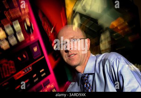 07 décembre 2000 ; Los Angeles, CA, États-Unis ; employé du George P. Johnson Co. Banque D'Images