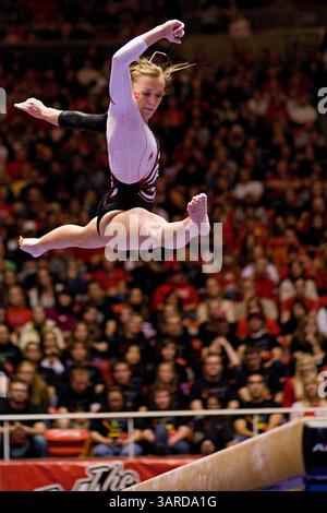 NCAA Div I Athletics : Utah Gymnastics vs Iowa State, 15 janvier 2010. Daria Bijak, gymnaste de l'Université de l'Utah, se produit sur une poutre d'équilibre lors d'une rencontre de gymnastique de la NCAA entre l'Université de l'Utah et les cyclones de l'Université d'État de l'Iowa au Jon M. Huntsman Center à Salt Lake City, Utah. L'Utah a gagné la rencontre avec un score de 196,300 - 195.350.(image crédit : © Russ Isabella/Cal Sport Media/ZUMApress.com) Banque D'Images