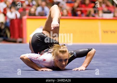 NCAA Div I Athletics : Utah Gymnastics vs Iowa State, 15 janvier 2010. Jamie Deetscreek, gymnaste de l'Université de l'Utah, se produit sur le sol lors d'une rencontre de gymnastique de la NCAA entre l'Université de l'Utah et les cyclones de l'Université d'État de l'Iowa au Jon M. Huntsman Center à Salt Lake City, Utah. L'Utah a gagné la rencontre avec un score de 196,300 - 195.350.(image crédit : © Russ Isabella/Cal Sport Media/ZUMApress.com) Banque D'Images