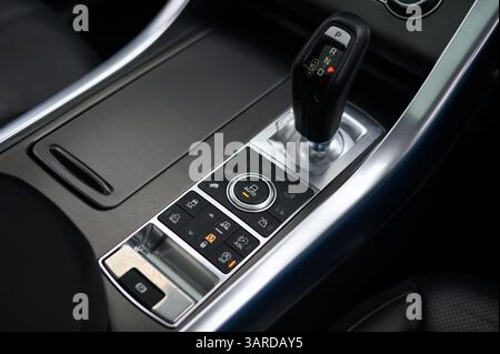 Gros plan du sélecteur de vitesse automatique dans une voiture moderne. Changement de vitesse de la boîte automatique dans l'habitacle Banque D'Images