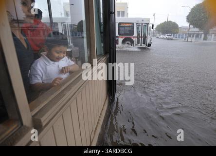 19 janvier 2010 - long Beach, Californie, États-Unis - LONG BEACH, CALIFORNIE -- Anthony Nguyen, 6 ans, jette un coup d'œil par la fenêtre du restaurant Binn Doung, à l'angle de Raymond Ave. et Anaheim Street à long Beach, Calif., le 19 janvier 2010. Long Beach a reçu 1,43 pouces de pluie lors d'une tempête l'après-midi. Photo de Jeff Gritchen / long Beach Press-Telegram. (Crédit image : © Jeff Gritchen/ZUMApress.com) Banque D'Images