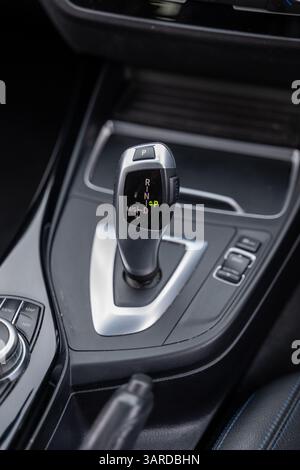 Gros plan du sélecteur de vitesse automatique dans une voiture moderne. Changement de vitesse de la boîte automatique dans l'habitacle Banque D'Images