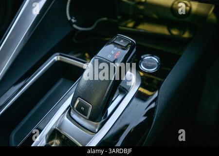 Gros plan du sélecteur de vitesse automatique dans une voiture moderne. Changement de vitesse de la boîte automatique dans l'habitacle Banque D'Images