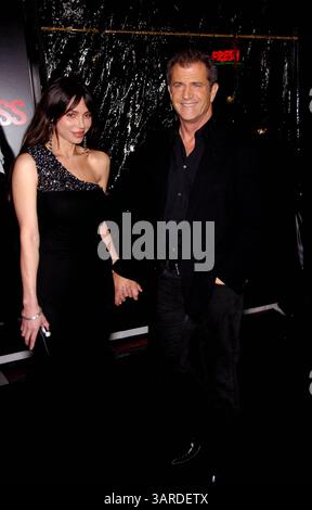 26 janvier 2010 - Hollywood, Californie, États-Unis - Oksana Grigorieva et Mel Gibson lors de la première du nouveau film de Warner Bros.. Pictures EDGE OF DARKNESS, au Grauman's Chinese Theatre, le 26 janvier 2010, à Los Angeles. K64036MGE(crédit image : © Michael Germana/Globe photos/ZUMApress.com) Banque D'Images