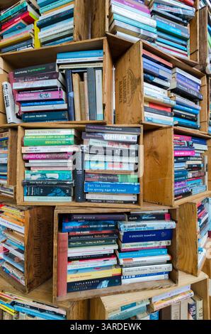 LA HAYE, PAYS-BAS, 14 MAI : de vieux livres usagés en vente dans de petites caisses en bois empilées dans un marché aux puces extérieur à la Haye. Pays-Bas 2016 Banque D'Images