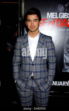 Jan. 26, 2010 - Hollywood, Californie, États-Unis - JOE JONAS ASSISTE. ''Edge of Darkness'' Premiere.at Mann's Chinese Theater, Hollywood, CA. 01-26-2010. 2010.I15095PR(crédit image : © Phil Roach/Globe photos/ZUMApress.com) Banque D'Images