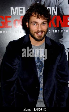 Jan. 26, 2010 - Hollywood, Californie, États-Unis - SHAWN ROBERTS ASSISTE. ''Edge of Darkness'' Premiere.at Mann's Chinese Theater, Hollywood, CA. 01-26-2010. 2010.I15095PR(crédit image : © Phil Roach/Globe photos/ZUMApress.com) Banque D'Images