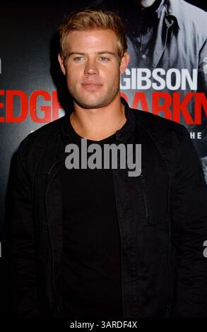 Jan. 26, 2010 - Hollywood, Californie, États-Unis - TREVOR DONOVAN ASSISTE. ''Edge of Darkness'' Premiere.at Mann's Chinese Theater, Hollywood, CA. 01-26-2010. 2010.I15095PR(crédit image : © Phil Roach/Globe photos/ZUMApress.com) Banque D'Images