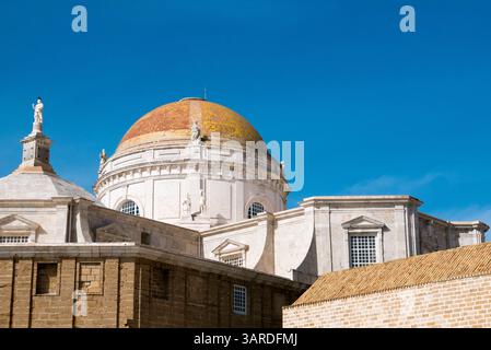 Vue détaillée ensoleillée de la cathédrale de Cadix en Andalousie. Espagne Banque D'Images