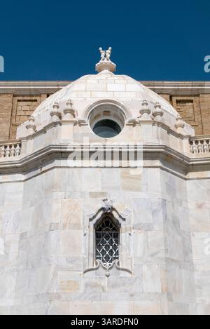 Vue détaillée ensoleillée de la cathédrale de Cadix en Andalousie. Espagne Banque D'Images