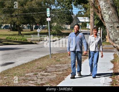 Jan. 27, 2010 - Petersburg, Florida, USA - SCOTT KEELER | Times.SP 317960 KEEL CRIMEPREV ST. PÉTERSBOURG (27/01/2010) 1. Ryan et Sheryl Cox, (CQ), composé Petersburg, à droite, ont organisé le groupe civique qu'ils appellent Left Out Neighborhood Alliance. Le groupe a nettoyé et encouragé la ville de membres Petersburg à apporter des améliorations à leur quartier dans les nouveaux Petersburg. Le quartier est situé dans la zone de 17th Street North et 18th Street North et 2nd Avenue North et Burlington Avenue North, au nord-ouest de Tropicana Field. Tous les deux marchent le long d'un trottoir à côté de la 17e rue Nord que Banque D'Images
