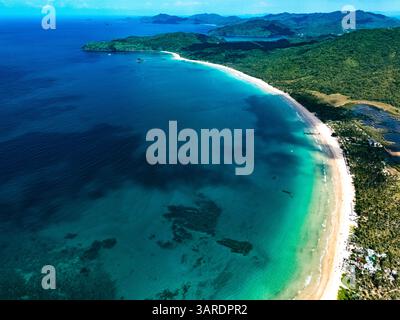 Vue aérienne de la plage de Nacpan près de El Nido, Palawan, Philippines. Banque D'Images