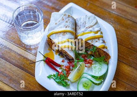 Burrito au poulet servi au restaurant. Banque D'Images