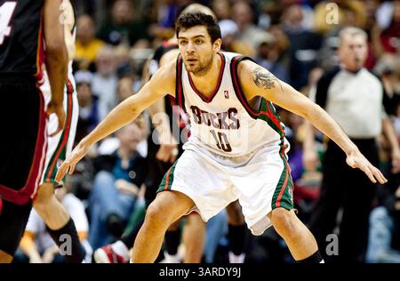 30 janvier 2010 Milwaukee, WI. Bradley Center..Milwaukee Bucks Carlos Delfino #10 jouant une défense serrée..Milwaukee Bucks a remporté le Heat de Miami 95-84. Mike McGinnis/CSM(image crédit : © Mike McGinnis/Cal Sport Media/ZUMApress.com) Banque D'Images