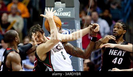 30 janvier 2010 Milwaukee, WI. Bradley Center..Milwaukee Bucks Andrew Bogut #6 se faire agresser pour un rebond..Milwaukee Bucks a remporté le Heat de Miami 95-84. Mike McGinnis/CSM(image crédit : © Mike McGinnis/Cal Sport Media/ZUMApress.com) Banque D'Images