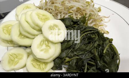 pecel sayur ou mélange de légumes cuits à la vapeur. Cuisine traditionnelle de Java central ou Java oriental, Indonésie Banque D'Images