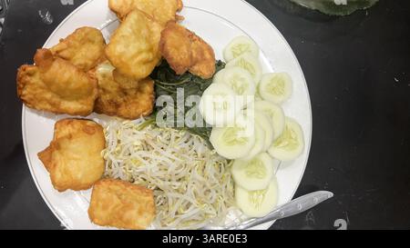 pecel sayur ou mélange de légumes cuits à la vapeur. Cuisine traditionnelle de Java central ou Java oriental, Indonésie Banque D'Images