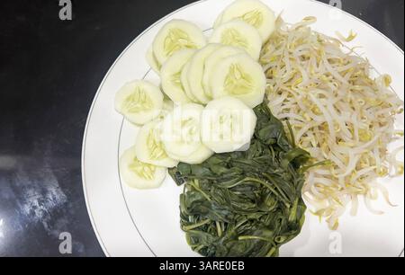 pecel sayur ou mélange de légumes cuits à la vapeur. Cuisine traditionnelle de Java central ou Java oriental, Indonésie Banque D'Images