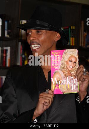 05 février 2010 - New York, New York, États-Unis - RuPaul signe son livre ''Workin' it ! RuPaul's Guide to Life, Liberty and the Pursuit of style'' au Borders Columbus Circle à New York le 02-05-2010. 2010..K64078HMc(crédit image : © Henry McGee/Globe photos/ZUMApress.com) Banque D'Images