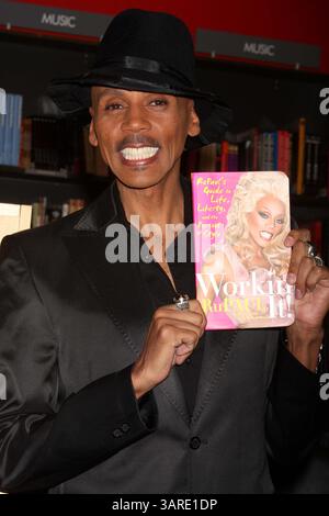 05 février 2010 - New York, New York, États-Unis - RuPaul signe son livre ''Workin' it ! RuPaul's Guide to Life, Liberty and the Pursuit of style'' au Borders Columbus Circle à New York le 02-05-2010. 2010..K64078HMc(crédit image : © Henry McGee/Globe photos/ZUMApress.com) Banque D'Images