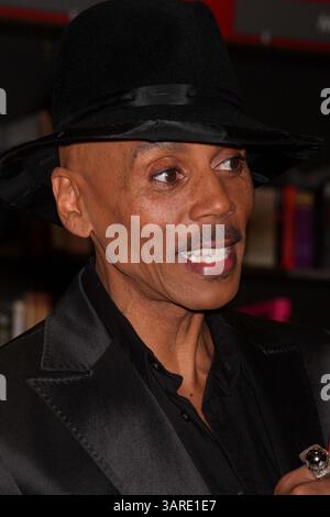 05 février 2010 - New York, New York, États-Unis - RuPaul signe son livre ''Workin' it ! RuPaul's Guide to Life, Liberty and the Pursuit of style'' au Borders Columbus Circle à New York le 02-05-2010. 2010..K64078HMc(crédit image : © Henry McGee/Globe photos/ZUMApress.com) Banque D'Images