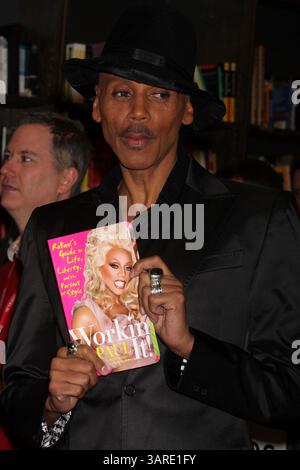 05 février 2010 - New York, New York, États-Unis - RuPaul signe son livre ''Workin' it ! RuPaul's Guide to Life, Liberty and the Pursuit of style'' au Borders Columbus Circle à New York le 02-05-2010. 2010..K64078HMc(crédit image : © Henry McGee/Globe photos/ZUMApress.com) Banque D'Images