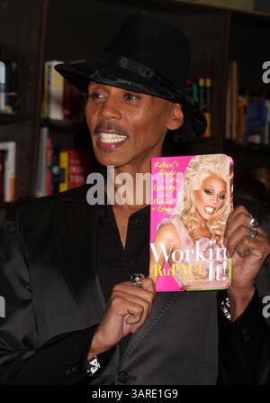 05 février 2010 - New York, New York, États-Unis - RuPaul signe son livre ''Workin' it ! RuPaul's Guide to Life, Liberty and the Pursuit of style'' au Borders Columbus Circle à New York le 02-05-2010. 2010..K64078HMc(crédit image : © Henry McGee/Globe photos/ZUMApress.com) Banque D'Images