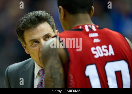21 janvier 2010 : l'entraîneur-chef des Louisville Cardinals Rick Pitino avec quelques mots pour le garde des Louisville Cardinals Edgar Sosa (10 ans) lors du match de basket-ball de la NCAA entre les Louisville Cardinals et les Seton Hall Pirates au Prudential Center à Newark, New Jersey. (Crédit image : © Chris Szagola/Cal Sport Media/ZUMApress.com) Banque D'Images