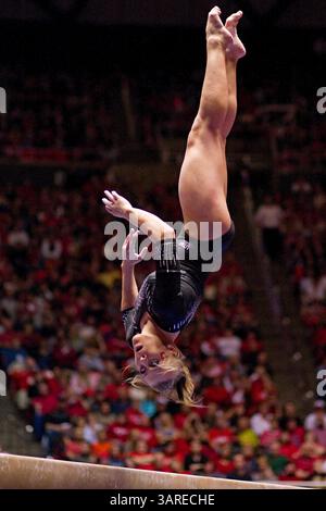 NCAA Div I Athletics : Utah Gymnastics vs Georgia, 22 janvier 2010. Jamie Deetscreek, gymnaste de l'Université de l'Utah, se produit sur Beam lors d'une rencontre de gymnastique de la NCAA entre les Red Rocks de l'Université de l'Utah et les GymDawgs de l'Université de Géorgie au Jon M. Huntsman Center à Salt Lake City, Utah. L'Utah a gagné la rencontre avec un score de 196,550 - 196.500.(image crédit : © Russ Isabella/Cal Sport Media/ZUMApress.com) Banque D'Images
