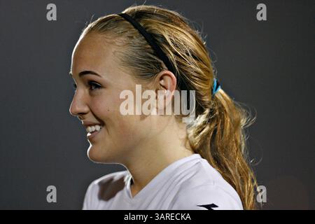 Jan. 22, 2010 - Petersburg, Florida, USA - DANIEL WALLACE | Times. TP 317207 WALL soccer 5 (01/22/2010 Tampa) Abby Meckley (4) sourit après la victoire de l'usine sur Bloomingdale. Elle avait le seul but du match. DEUXIÈME MI-TEMPS D'ACTION : le match de football final du district 6A-8 des filles de Plant High School à Bloomingdale vendredi. L'usine a gagné 1-0. [DANIEL WALLACE, Times] (crédit image : © constitué Petersburg Times/ZUMApress.com) Banque D'Images