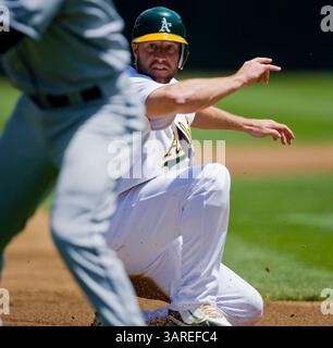 8 mai 2010 : Kevin Kouzmanoff, troisième joueur de base d'Oakland Athletics #5, glisse en troisième position lors du match entre les A's d'Oakland et les Rays de Tampa Bay au Oakland-Alameda County Coliseum à Oakland, EN CALIFORNIE. Les A Ont remporté le match 4-2. â© Damon Tarver/Cal Sport Media. (Crédit image : © Damon Tarver/Cal Sport Media/ZUMApress.com) Banque D'Images