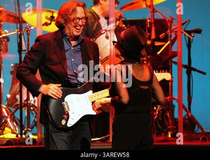 20 février 2010 - New York, New York, États-Unis - YOKO ONO & THE PLASTIC ONO BAND à la Brooklyn Academy of Music le 2-16-2010. K64371MB . ERIC CLAPTON(crédit image : © Globe photos/ZUMApress.com) Banque D'Images