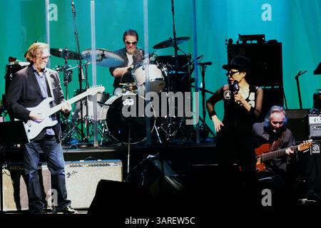 20 février 2010 - New York, New York, États-Unis - YOKO ONO & THE PLASTIC ONO BAND à la Brooklyn Academy of Music le 2-16-2010. K64371MB . ERIC CLAPTON(crédit image : © Globe photos/ZUMApress.com) Banque D'Images