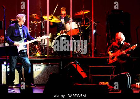 20 février 2010 - New York, New York, États-Unis - YOKO ONO & THE PLASTIC ONO BAND à la Brooklyn Academy of Music le 2-16-2010. K64371MB . ERIC CLAPTON(crédit image : © Globe photos/ZUMApress.com) Banque D'Images