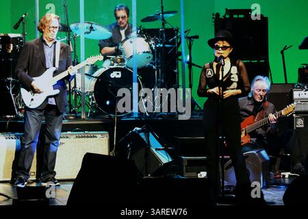 20 février 2010 - New York, New York, États-Unis - YOKO ONO & THE PLASTIC ONO BAND à la Brooklyn Academy of Music le 2-16-2010. K64371MB . ERIC CLAPTON(crédit image : © Globe photos/ZUMApress.com) Banque D'Images