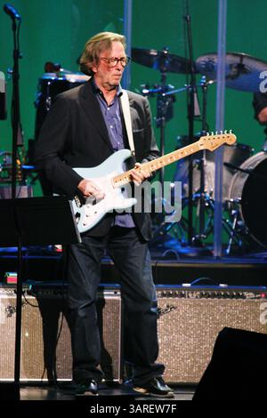 20 février 2010 - New York, New York, États-Unis - YOKO ONO & THE PLASTIC ONO BAND à la Brooklyn Academy of Music le 2-16-2010. K64371MB . ERIC CLAPTON(crédit image : © Globe photos/ZUMApress.com) Banque D'Images