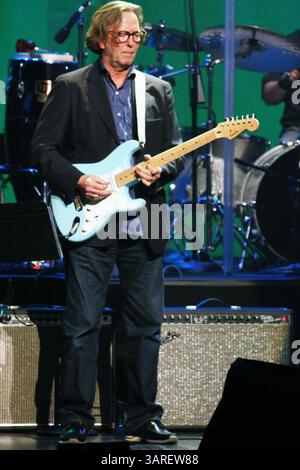 20 février 2010 - New York, New York, États-Unis - YOKO ONO & THE PLASTIC ONO BAND à la Brooklyn Academy of Music le 2-16-2010. K64371MB . ERIC CLAPTON(crédit image : © Globe photos/ZUMApress.com) Banque D'Images