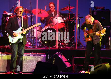 20 février 2010 - New York, New York, États-Unis - YOKO ONO & THE PLASTIC ONO BAND à la Brooklyn Academy of Music le 2-16-2010. K64371MB . ERIC CLAPTON(crédit image : © Globe photos/ZUMApress.com) Banque D'Images