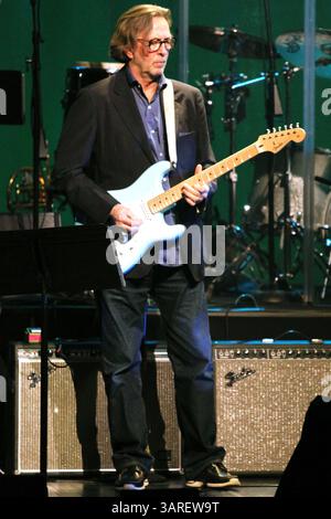 20 février 2010 - New York, New York, États-Unis - YOKO ONO & THE PLASTIC ONO BAND à la Brooklyn Academy of Music le 2-16-2010. K64371MB . ERIC CLAPTON(crédit image : © Globe photos/ZUMApress.com) Banque D'Images