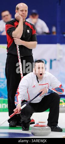 20 février 2010 - Vancouver, BC, Canada - VANCOUVER, BC : 20 FÉVRIER 2010 -- le capitaine britannique David Murdoch (à droite) crie alors que le capitaine canadien Kevin Martin (à gauche) regarde le tournoi olympique masculin de curling au Centre olympique de Vancouver le jour 9 des Jeux olympiques d'hiver de 2010 à Vancouver le 20 février 2010. (RIC Ernst / Canwest News Service). CNS-OLY-CURL (crédit image : © CanWest/ZUMApress.com) Banque D'Images