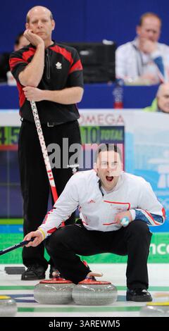 20 février 2010 - Vancouver, BC, Canada - VANCOUVER, BC : 20 FÉVRIER 2010 -- le capitaine britannique David Murdoch (à droite) crie alors que le capitaine canadien Kevin Martin (à gauche) regarde le tournoi olympique masculin de curling au Centre olympique de Vancouver le jour 9 des Jeux olympiques d'hiver de 2010 à Vancouver le 20 février 2010. (RIC Ernst / Canwest News Service). CNS-OLY-CURL (crédit image : © CanWest/ZUMApress.com) Banque D'Images