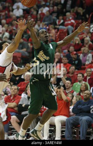 2010 février 20 : André McFarland (13 ans) de l'État du Colorado est détenu par Steve Jones (20 ans) de l'UNLV lors d'un match de basket-ball de la NCAA entre les Rams de l'Université d'État du Colorado et les Runnin' Rebels de l'UNLV à Tarkanian court au Thomas and Mack Center à Las Vegas, Nevada. UNLV a gagné 70-39.(image crédit : © Josh Holmberg/Cal Sport Media/ZUMApress.com) Banque D'Images