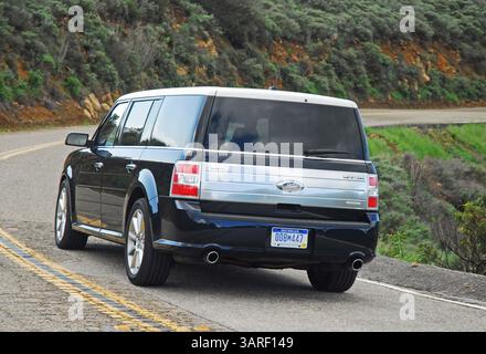 22 février 2010 - USA - 22 février 2010 - Los Angeles-California-USA. Le nouveau Ford Flex EcoBoost Limited 2010 est offert exclusivement avec un moteur V6 bi-turbocompressé de 355 ch. Véhicule en bleu encre foncé métallisé. Photo : action arrière (crédit image : © Harvey Schwartz/ZUMApress.com) Banque D'Images